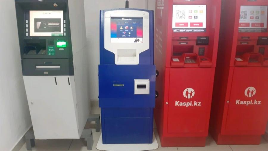 Стало известно, что данные казахстанцев, снимающих деньги в банкоматах, будут заносить в базу: как будут действовать новые правила контроля за наличностью