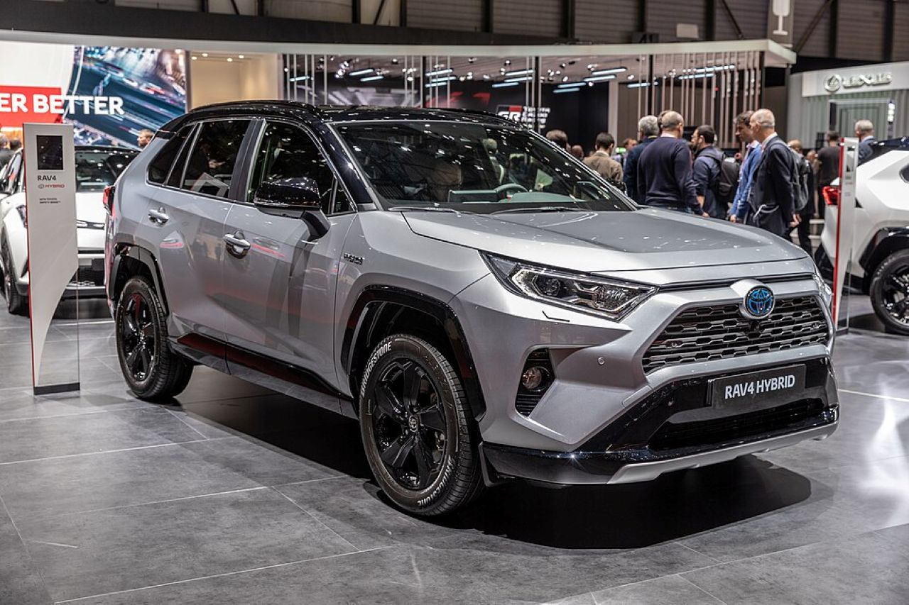 подорожание бензина спровоцировало резкий скачок цен на toyota rav4 hybrid 