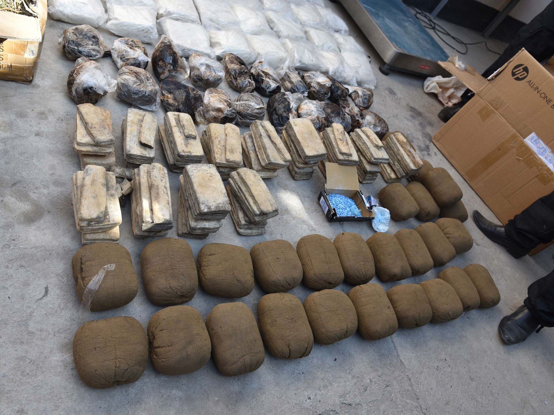 сотрудники спецслужбы узбекистана изъяли на границе с таджикистаном около 90 кг наркотиков