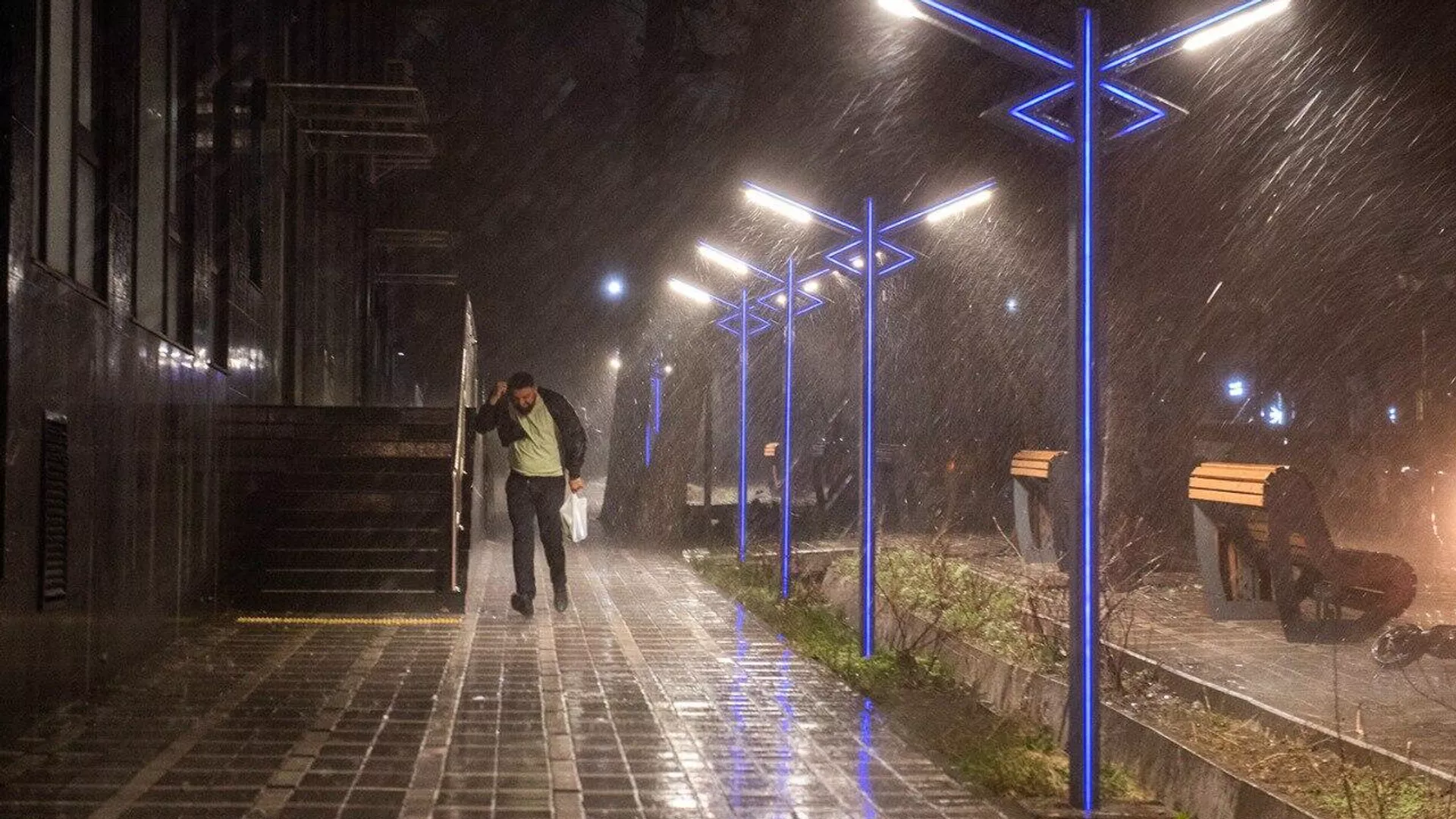 проливной дождь и снег: погода в казахстане в воскресенье, 31 марта 2024