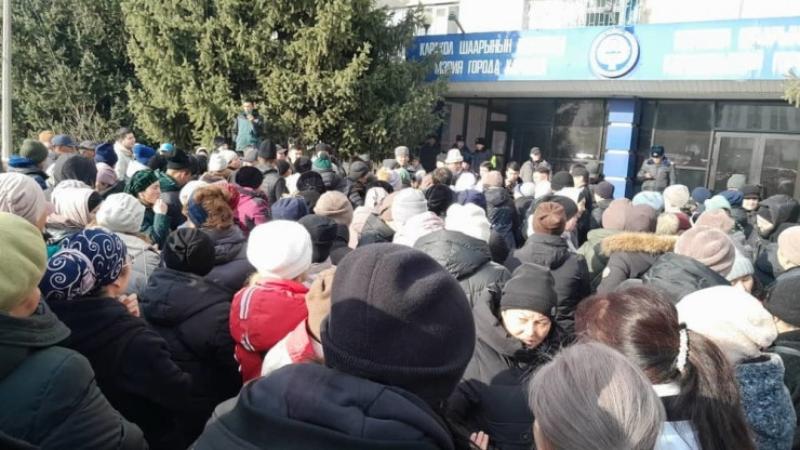 в кыргызстане продолжаются акции протеста предпринимателей рынков страны против введения нового налогового режима 