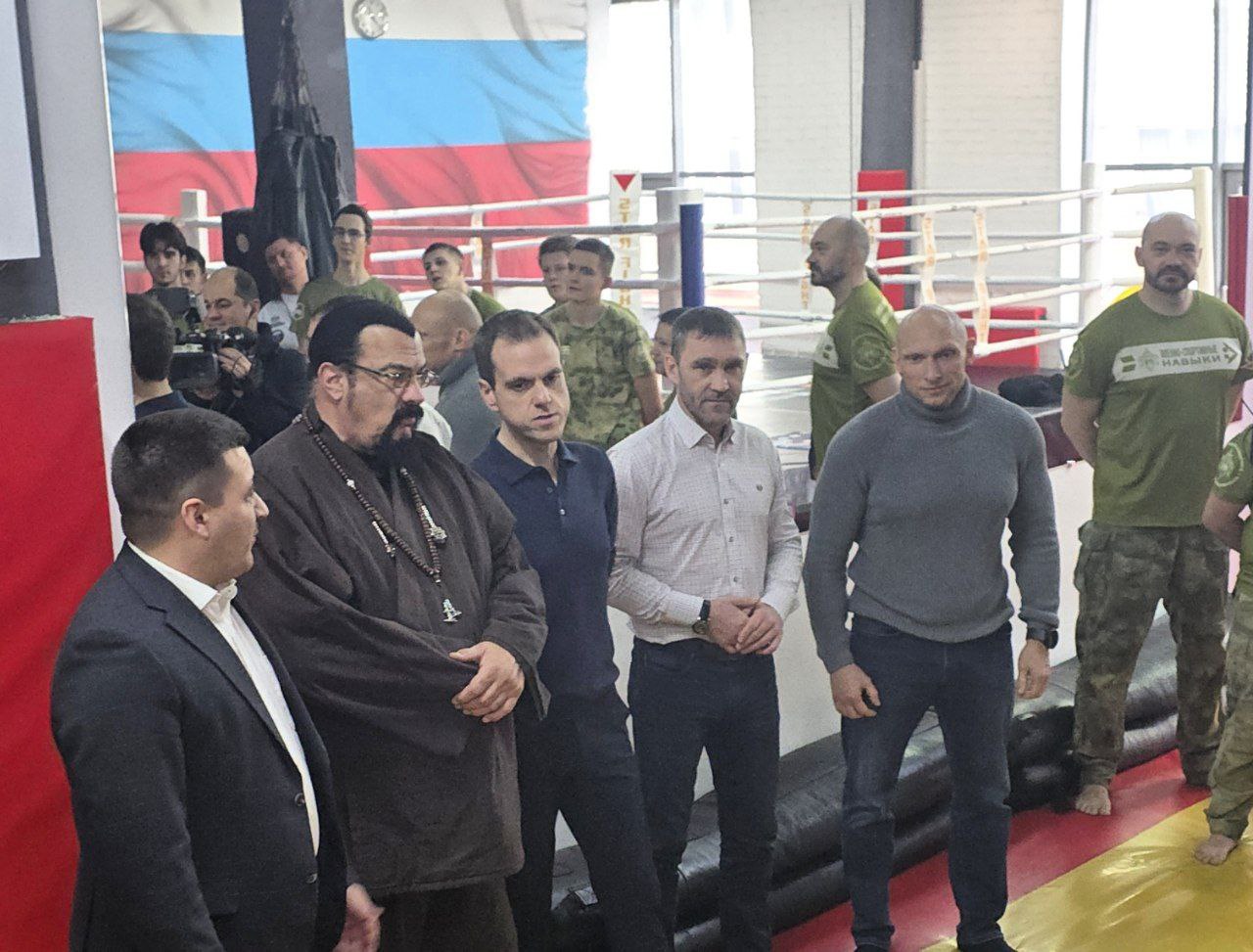 Донести людям правду: Стивен Сигал заявил, что гордится быть русским