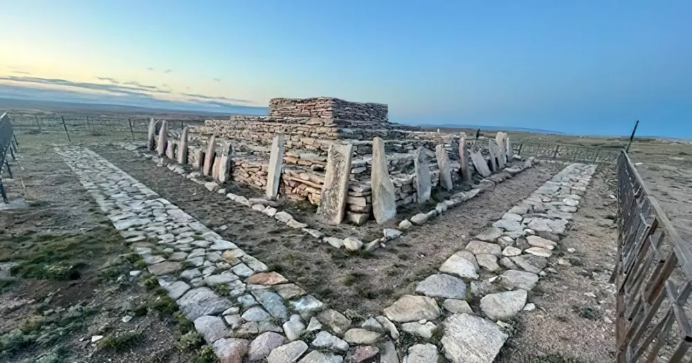 в казахстане в карагандинской области нашли скифскую пирамиду возрастом 3400 лет