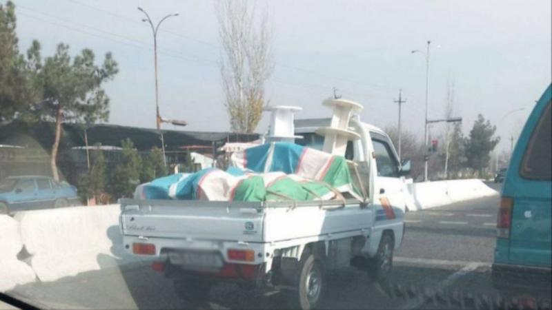 В Узбекистане оштрафовали водителя, который использовал флаг в качестве брезента