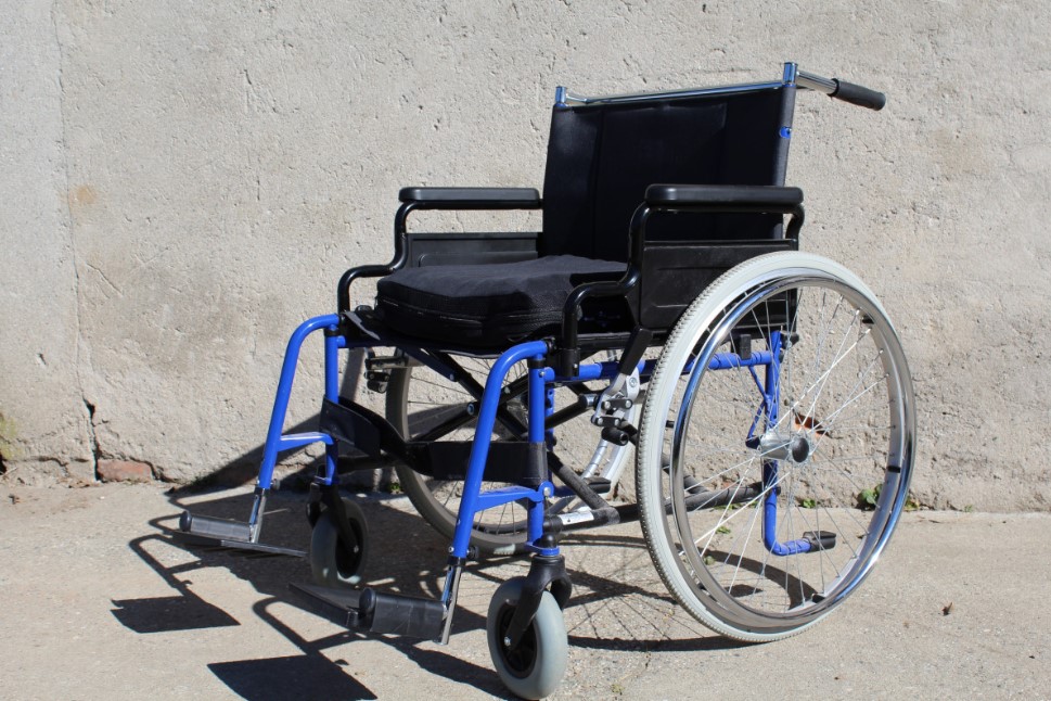 в бишкеке мужчина сбросил инвалида в речной канал (видео)