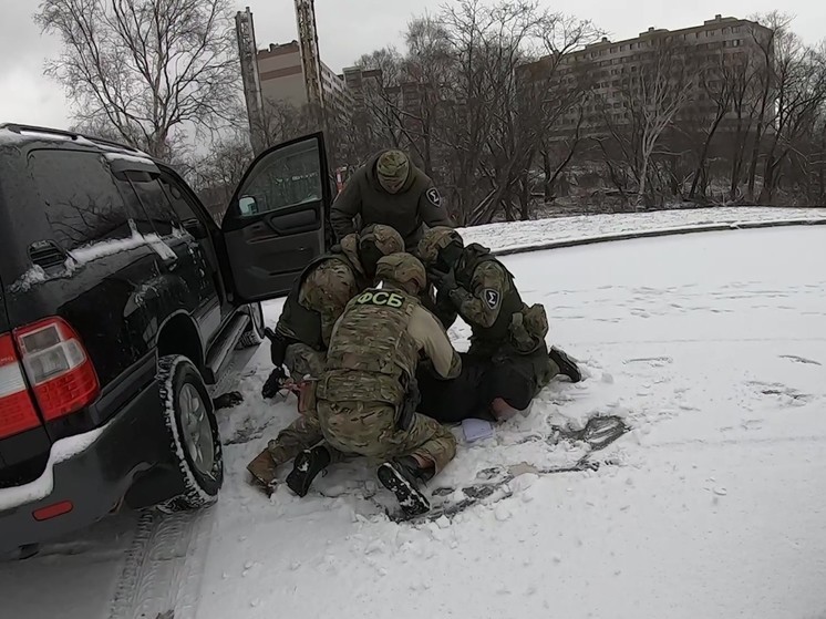 браконьер из кыргызстана попался на подкупе сахалинского пограничника: его выдворят из рф на 70 лет