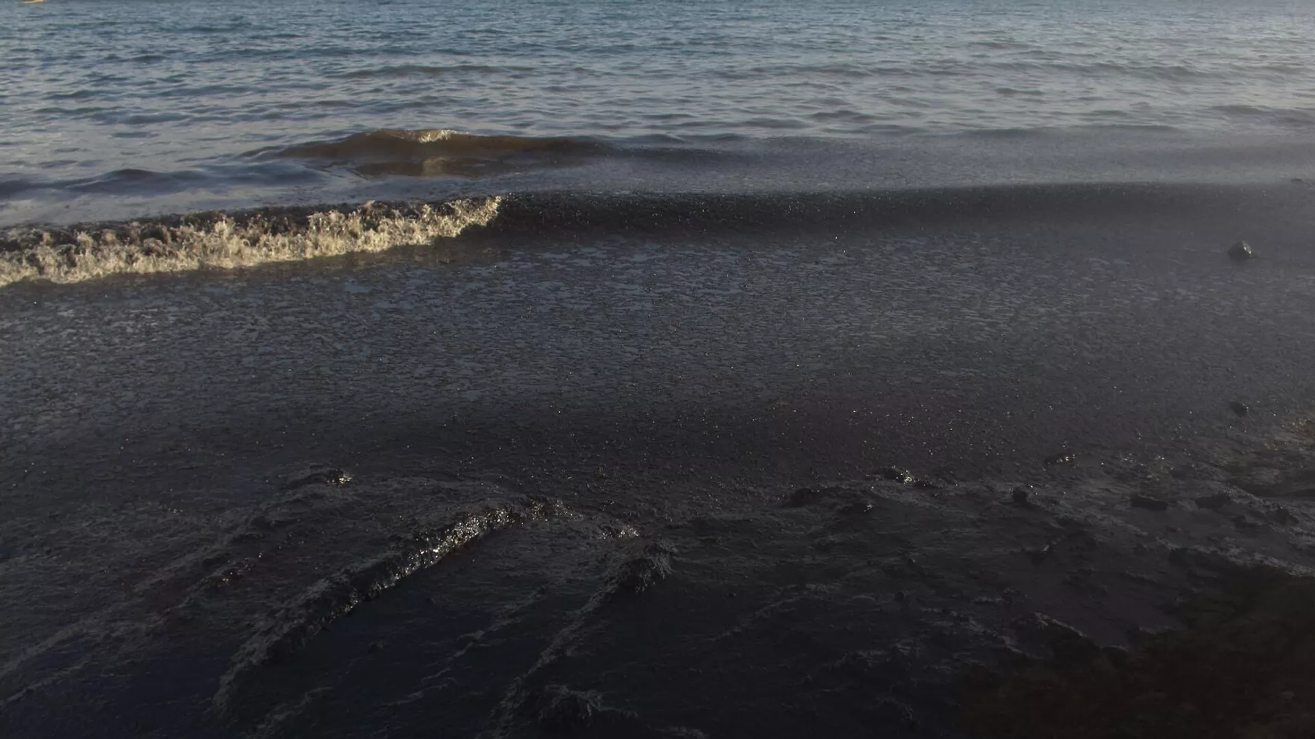 разливом нефти в каспийском море займутся казахстанские экологи-чиновники