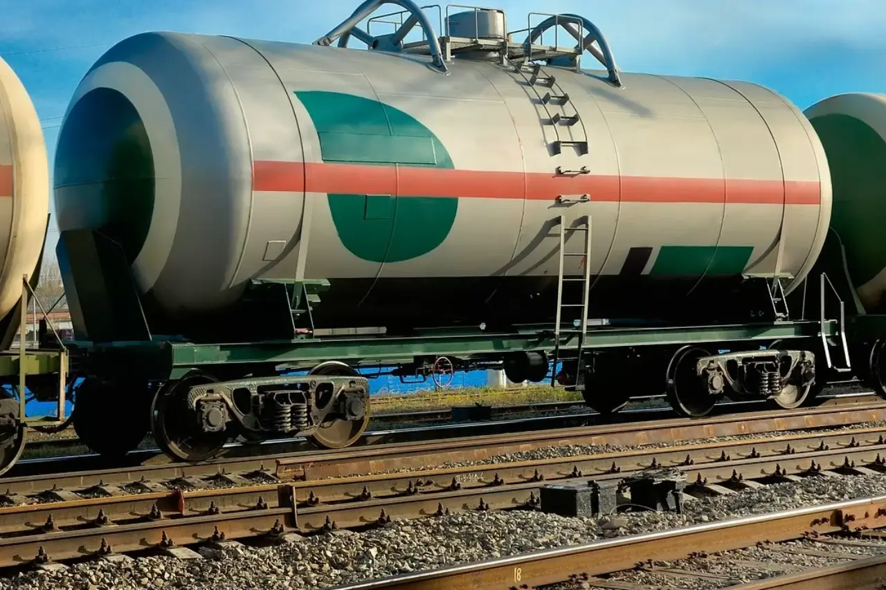 таможня не дает добро: польша заблокировала на границе сотни цистерн с газом из казахстана