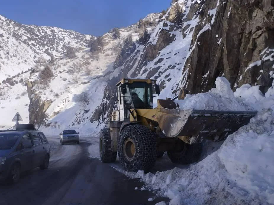 штормовое предупреждение в казахстане и сход лавин в таджикистане: прогноз погоды на 12 января
