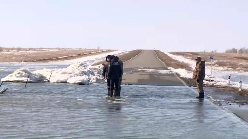 потоки весенней воды заливают казахстанский город