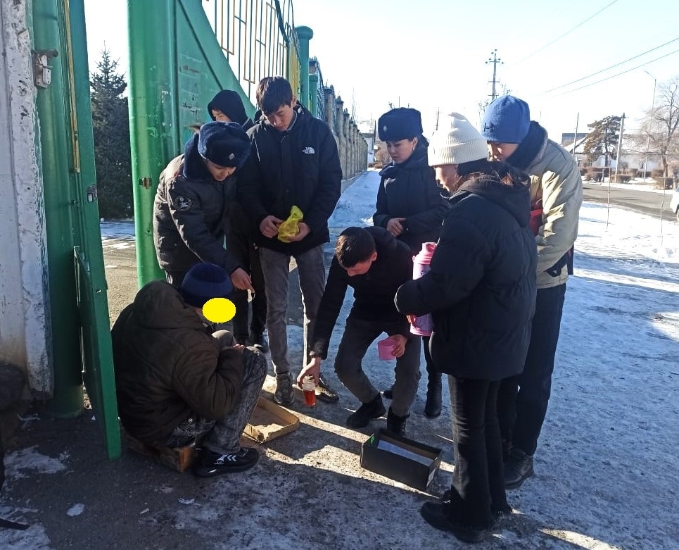 киргизские милиционеры и школьники напоили бездомных чаем