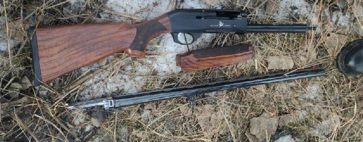 в казахстане вдоль трассы алматы – оскемен полицейские нашли схрон с оружием