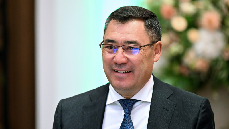 принимает только поздравления: президент кыргызстана запретил своим подчиненным дарить ему подарки 