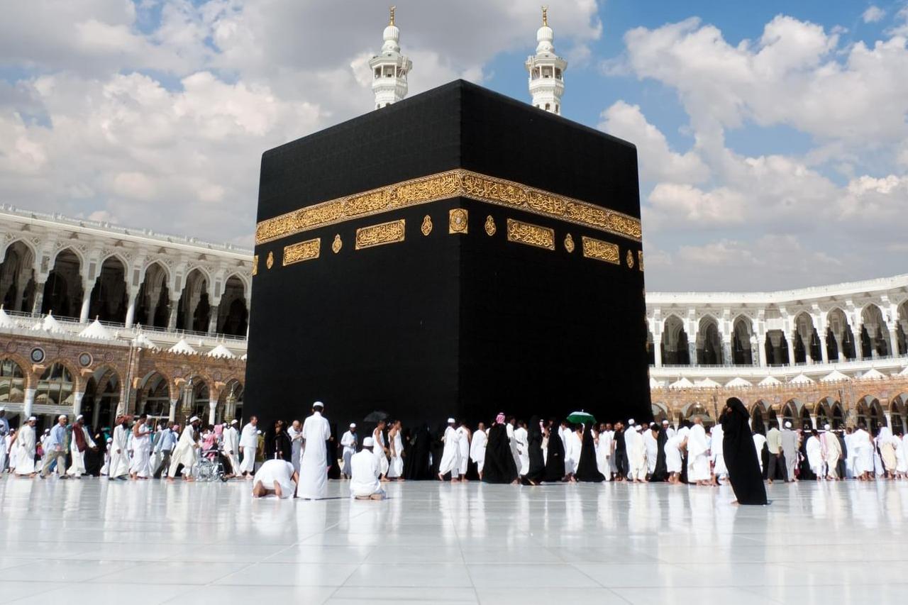 посягнули на святое: более 30 паломников в мекку обманули в алматы
