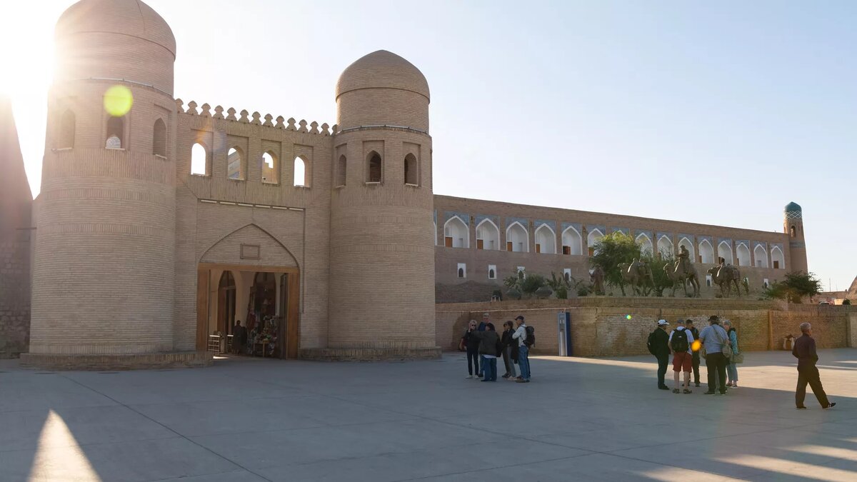 Гостям из России всегда рады: президент Узбекистана поручил в 2024 году принять 1,4 млн российских туристов