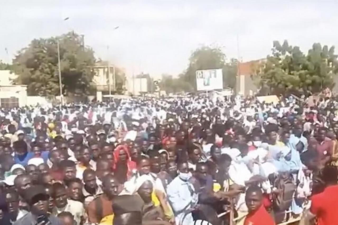 африка против неоколониализма: сотни людей в нигере вышли на митинг против политики запада