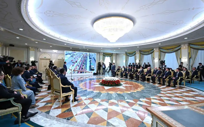 президенты казахстана и узбекистана встретили поезд, проследовавший из сианя в ташкент через казахстан