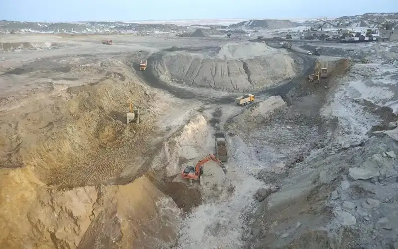 автобус со спасателями, рухнувший в воронку в казахстане, поднимут на поверхность 