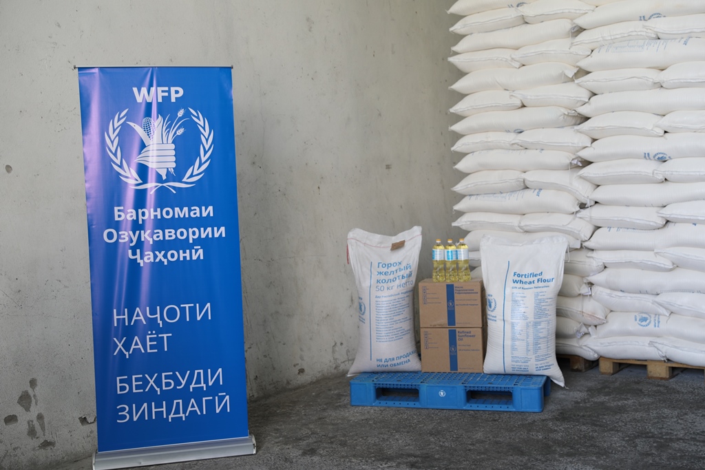 Россия передала школьникам Таджикистана более тысячи тонн продовольствия