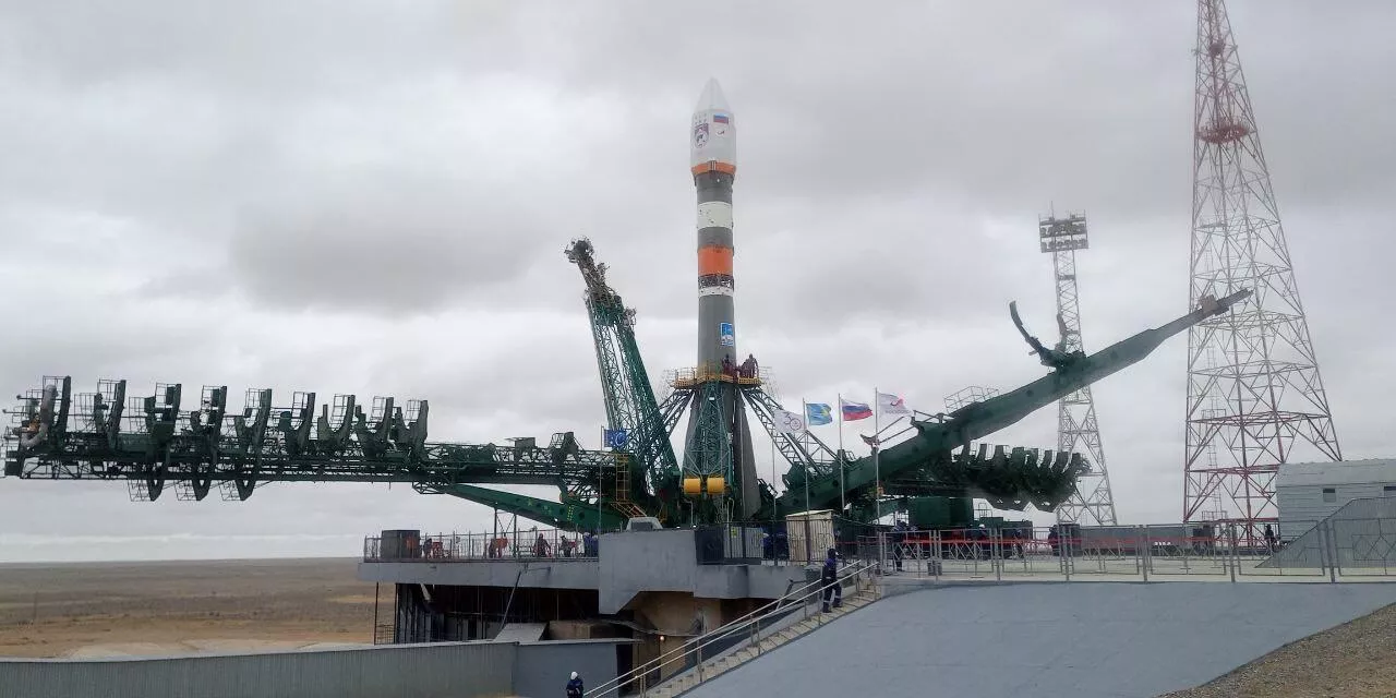 ракета с российским спутником готова к старту на байконуре