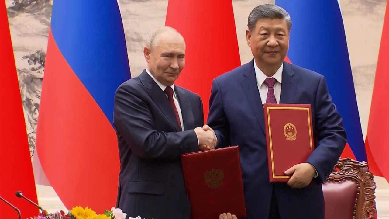 в пекине, на встрече с владимиром путиным, председатель кнр си цзиньпин назвал российского президента «давним другом»