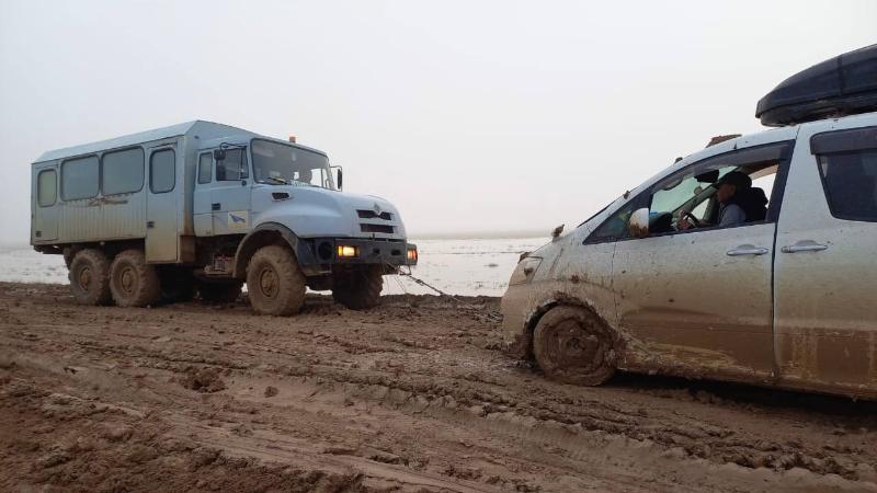 застряли в грязи: около 350 человек пришлось спасать на трассе в казахстане