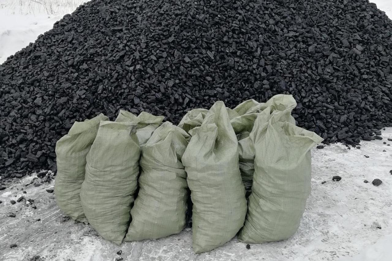 Купить уголь в мешках в новосибирске. Уголь ДПК 25 кг. Уголь Балахтинский (орех) в мешках. Уголь каменный в мешках. Уголь фасованный в мешках.