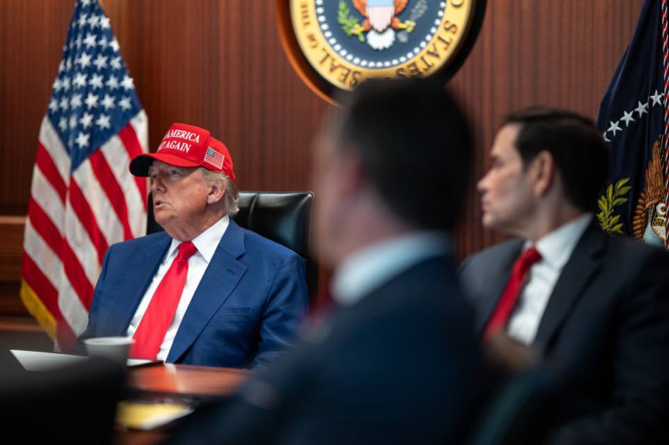 Ближневосточный фарс: Трамп разыгрывает очередную кровавую комедию в роли миротворца