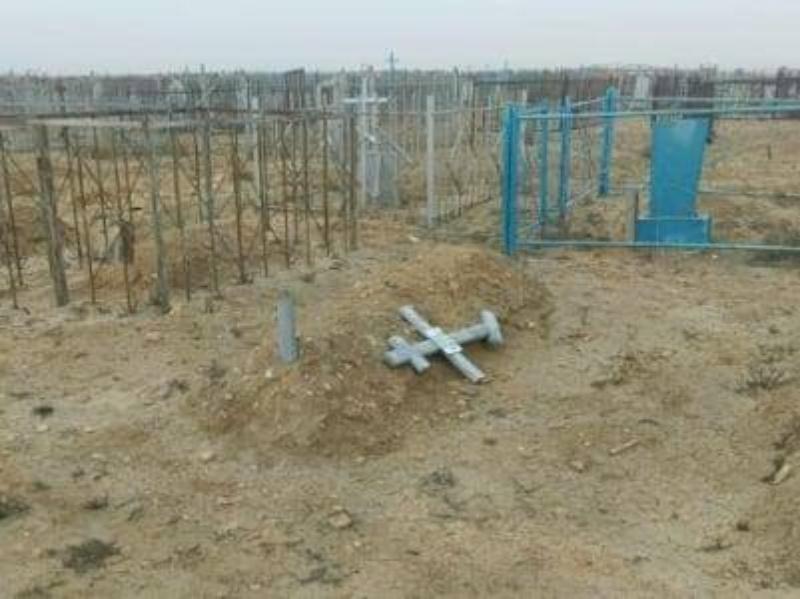 в казахстане вандалы разгромили православное кладбище
