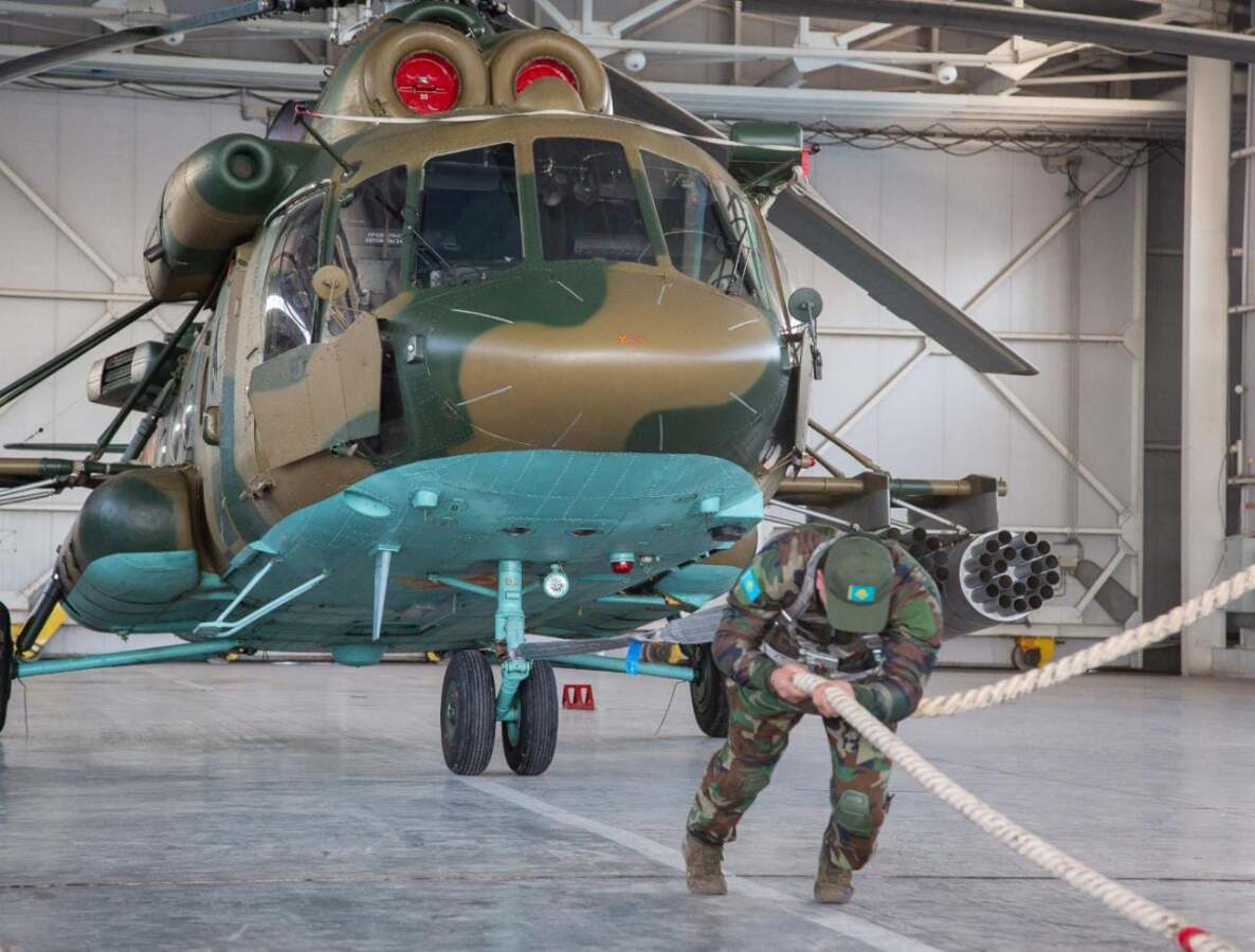 казахстанский полицейский попал в книгу рекордов страны, отбуксировав боевой вертолёт