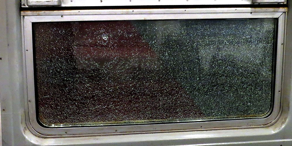 в кыргызстане неизвестные забросали камнями поезд с туристами из стран ес