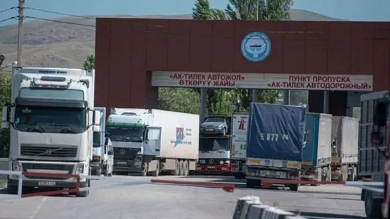 на кыргызско-казахстанской границе образовалась очередь из 150 грузовиков