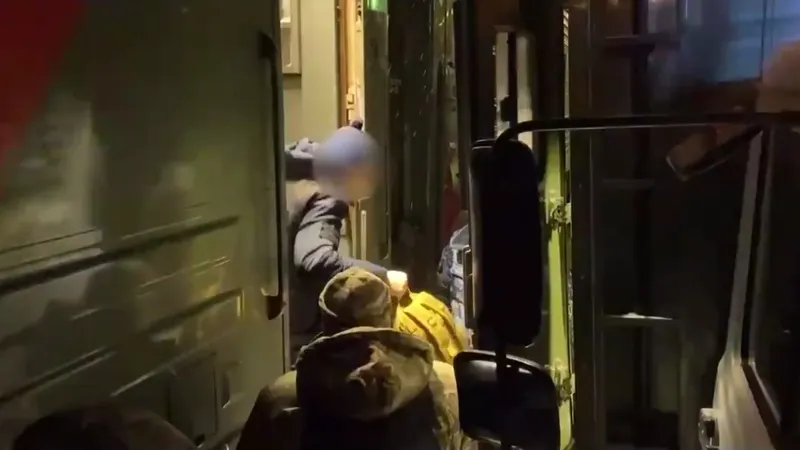 польза сотрудничества: в казахстан доставили из россии опасного преступника,  скрывавшегося от правосудия