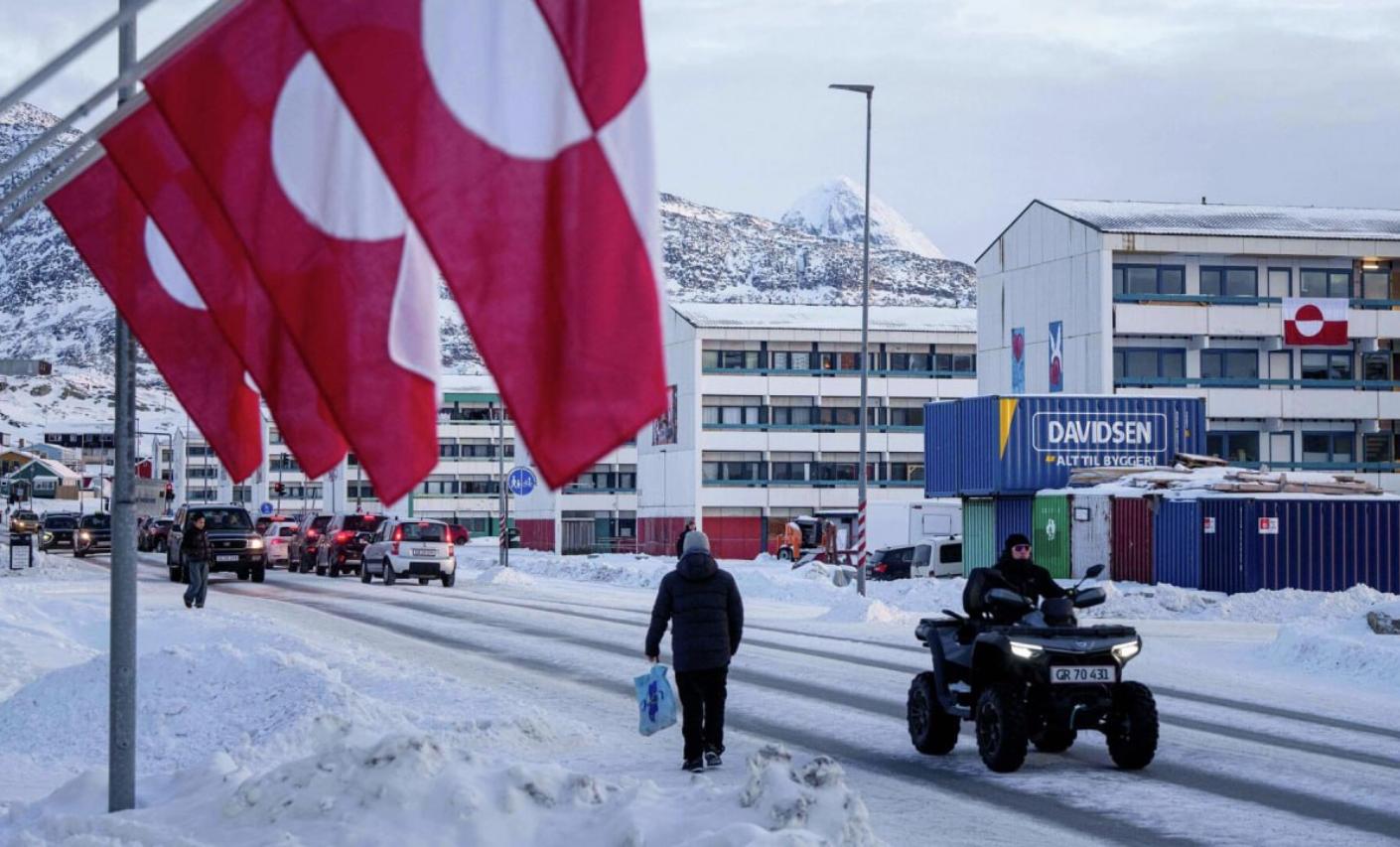 «Не продаемся и не дарим себя»: как Гренландия мечется между американским аппетитом и датским империализмом, спасая от пожара новый аэропорт