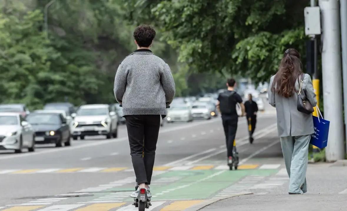 в алматы обсуждают запрет электросамокатов из-за  хаоса на улицах