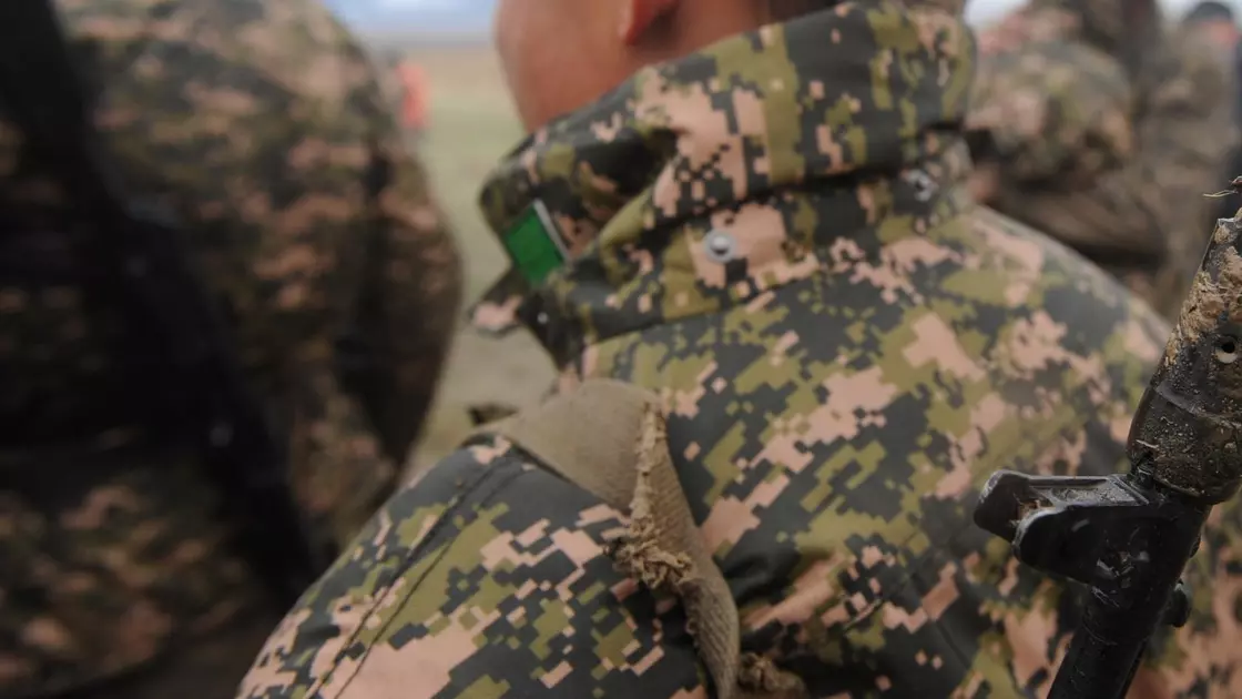 в казахстане военнослужащие устроили массовую драку с местным населением (видео)