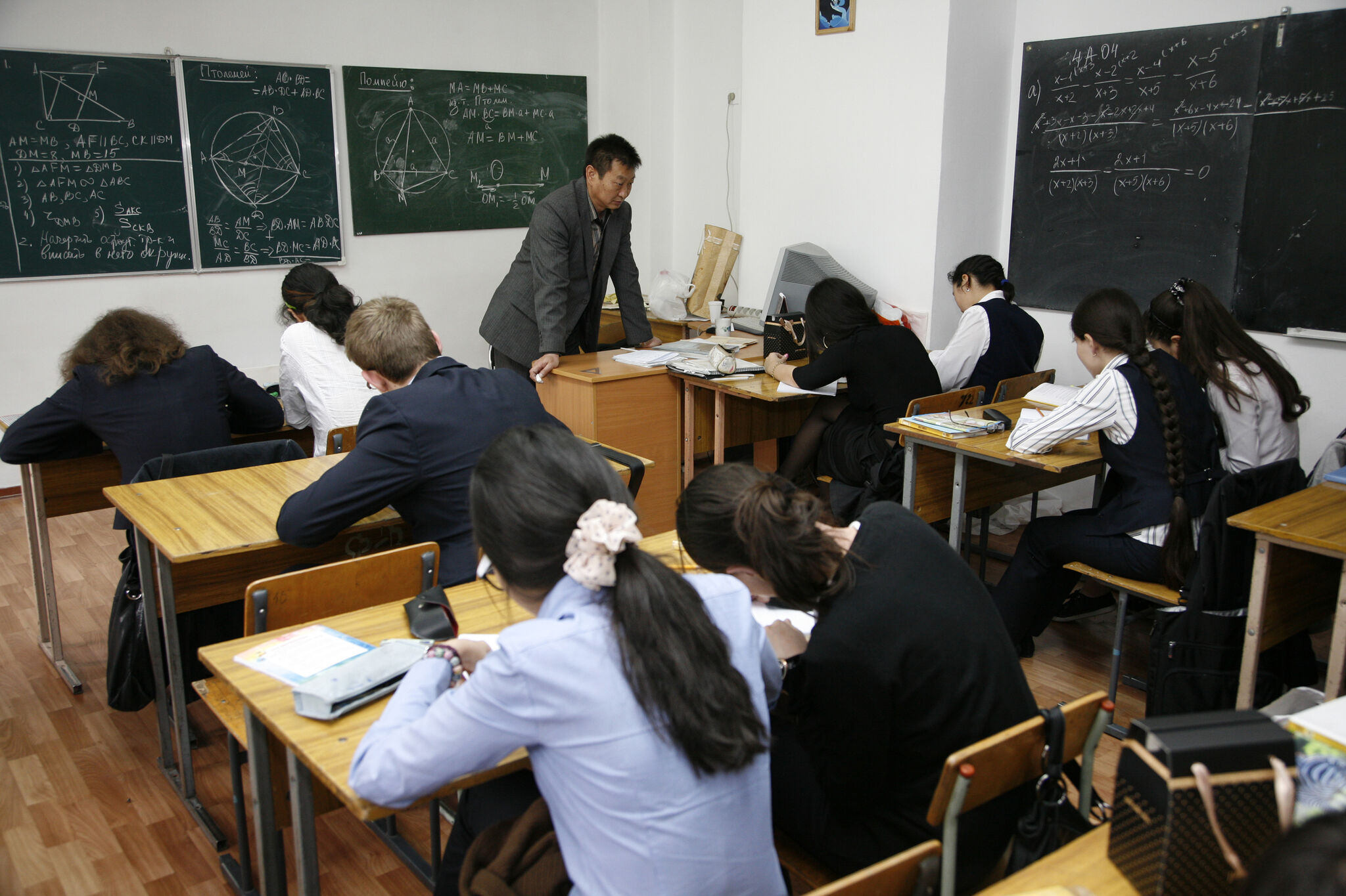 родители школьников из казахстана будут судиться с властями за сокращение учебного года