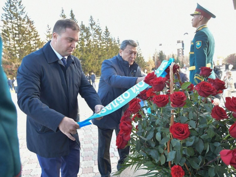 губернаторы двух соседних областей россии и казахстана вместе возложили к памятнику абаю и пушкину