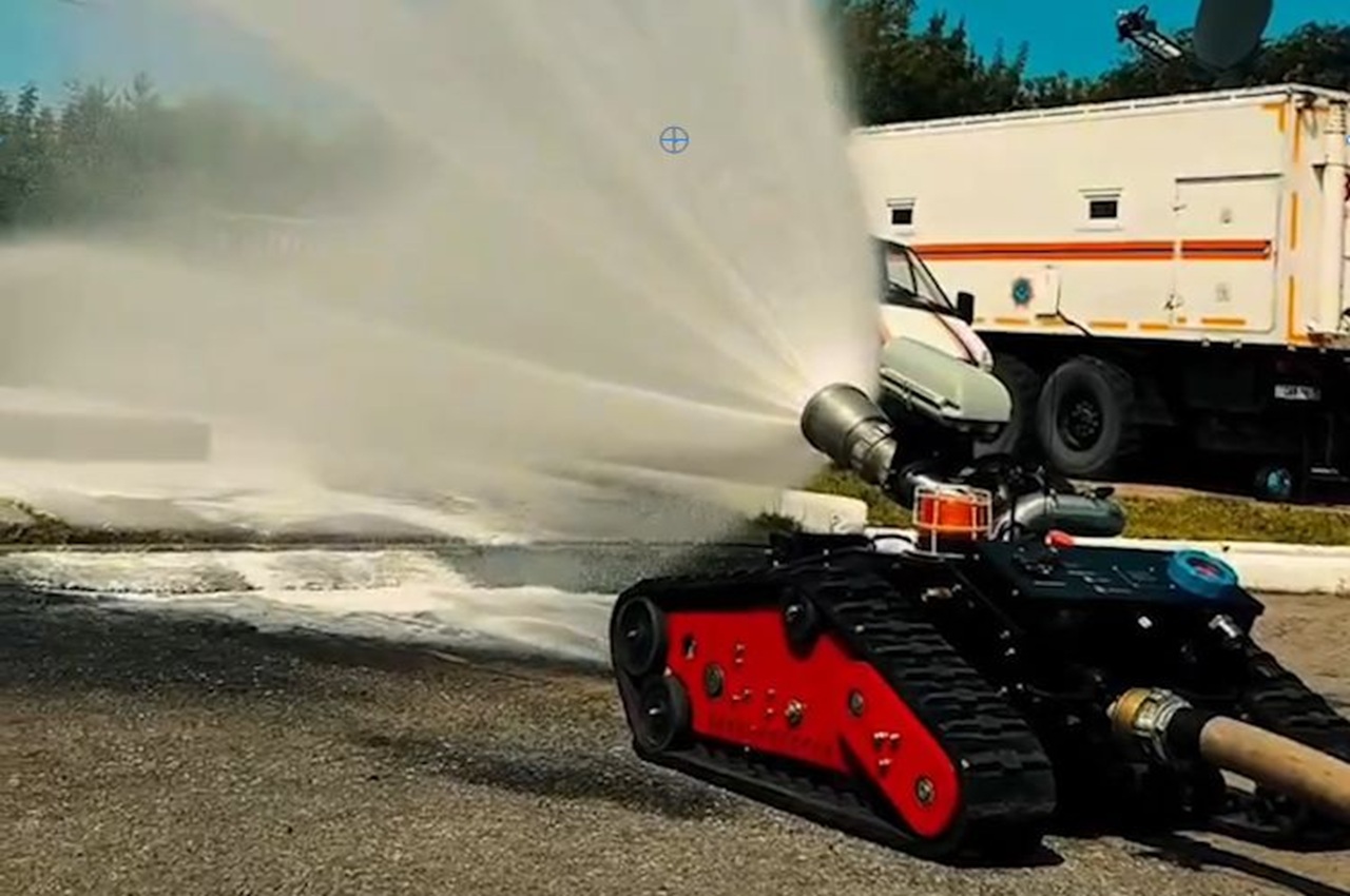 казахстанский «огнеборец»: в петропавловске запустили пожарного робота на гусеницах