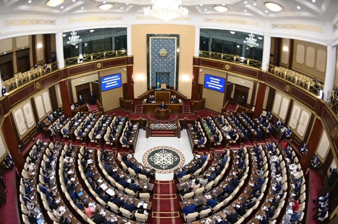парламент казахстана принял конституционный закон о курултае