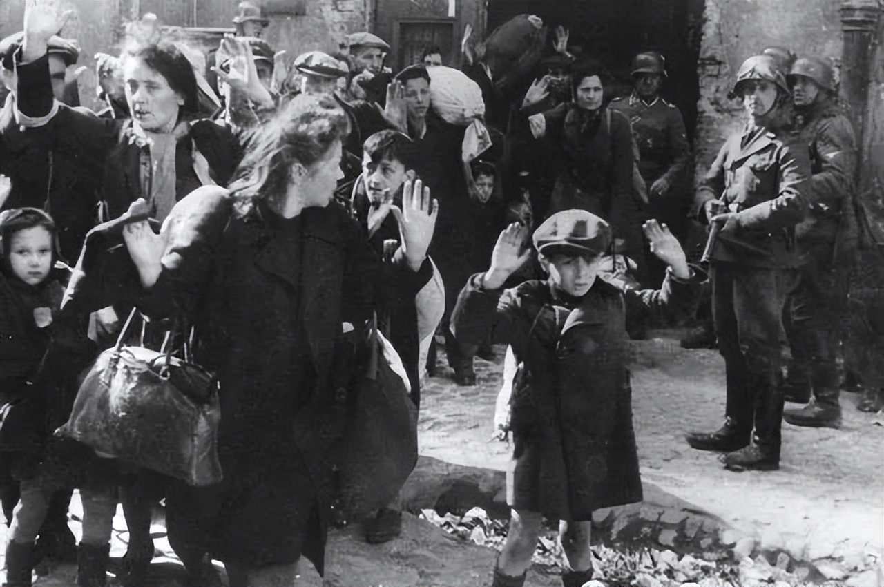 президент польши кароль навроцкий обвинил ссср в причастности к холокосту