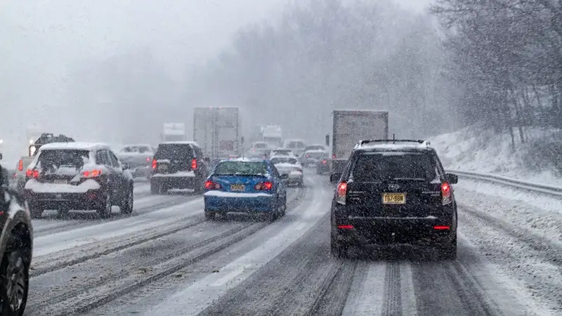 в казахстане почти во всех регионах закрыли дороги из-за метели, десятки сел остались без света
