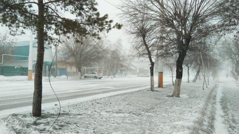 в казахстане спасатели вытащили 30 автомобилей застрявших на трассе