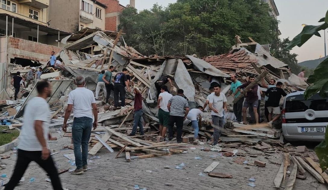 в турции произошло мощное землетрясение: жители стамбула ощутили толчки, есть жертвы