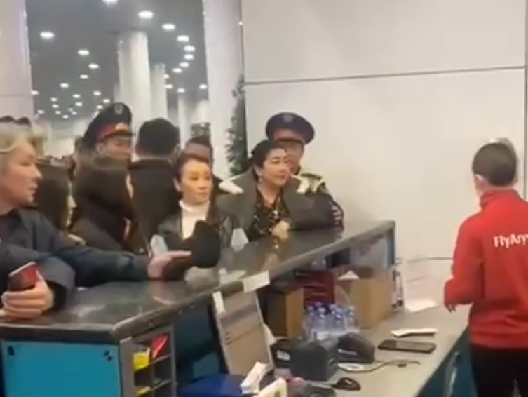 пассажиры отмененного рейса в шымкент устроили погром в столичном аэропорту (видео)
