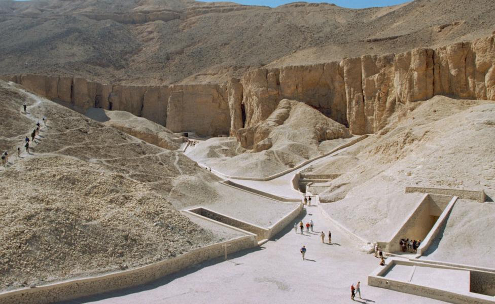 тайны древнего египта: в луксоре обнаружены древние гробницы возрастом более 3000 лет