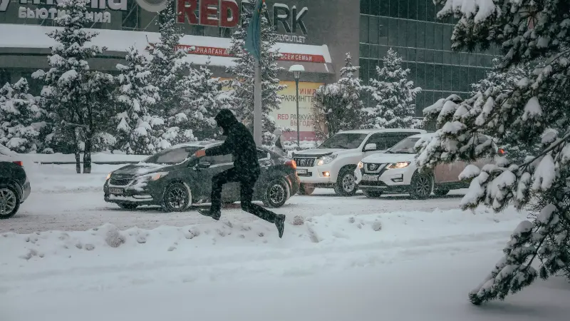 в трех областях казахстана перекрыли дороги: синоптики обещают метель и сильный ветер