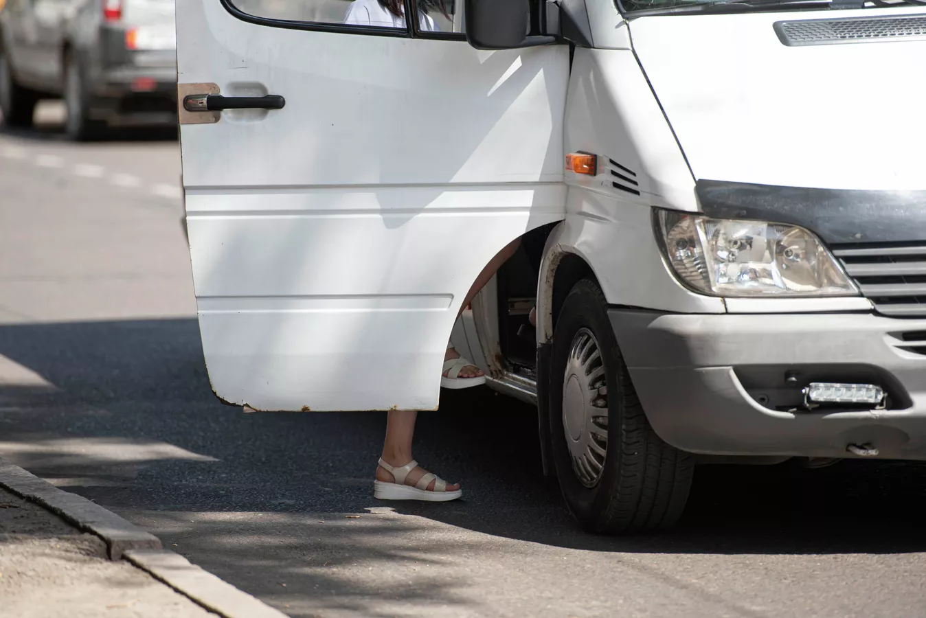 жителей кыргызстана пересаживают с личного транспорта на общественный