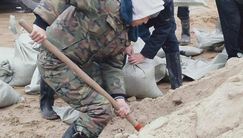 чс в казахстане: в пригородных районах астаны добровольцы и спасатели построили 16 км насыпей 