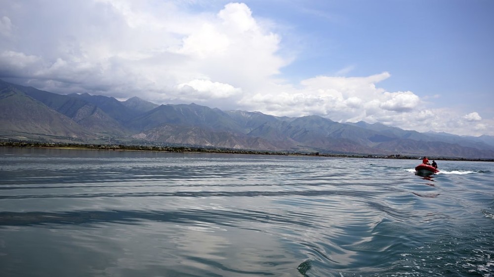 президент кыргызстана садыр  жапаров запретил вылов рыбы на озерах иссык-куль и сон-куль